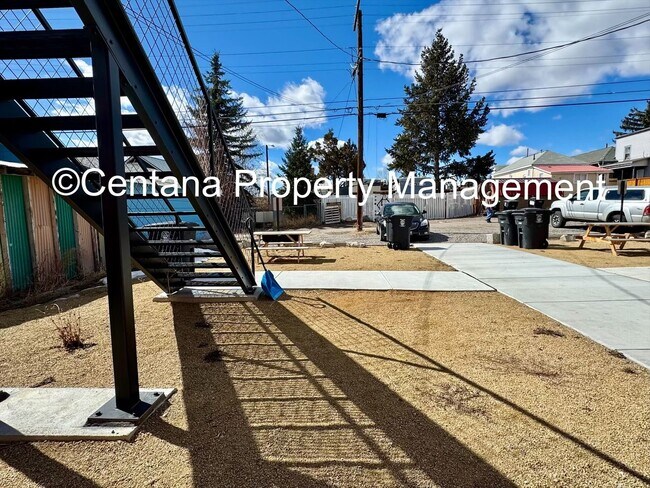 Building Photo - 661 S Main St