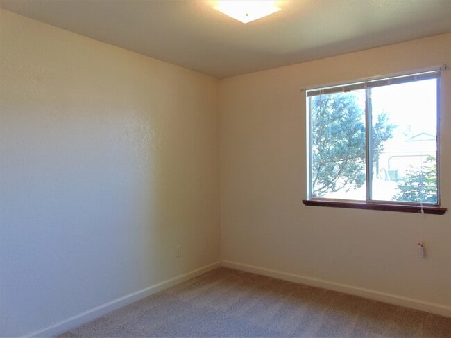 Building Photo - Well Maintained 3 Bedroom Rambler in Quiet...