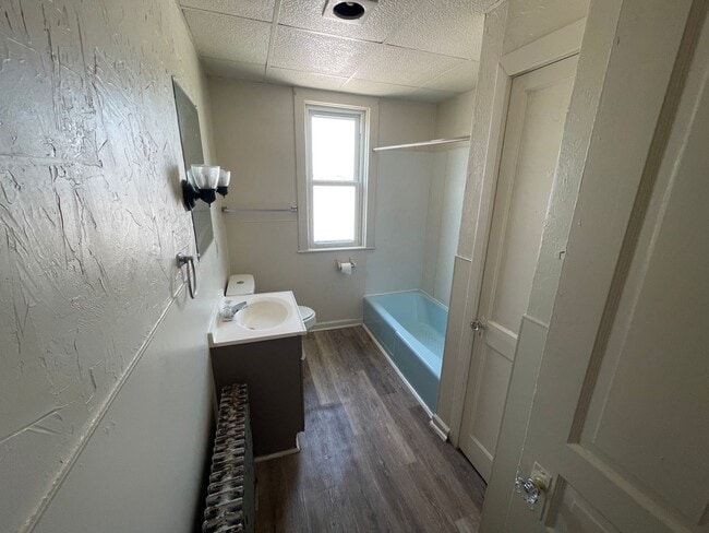 Building Photo - Large Five Bedroom 1.5 Bathroom In York!