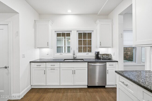 Building Photo - 505 Laurel Ave