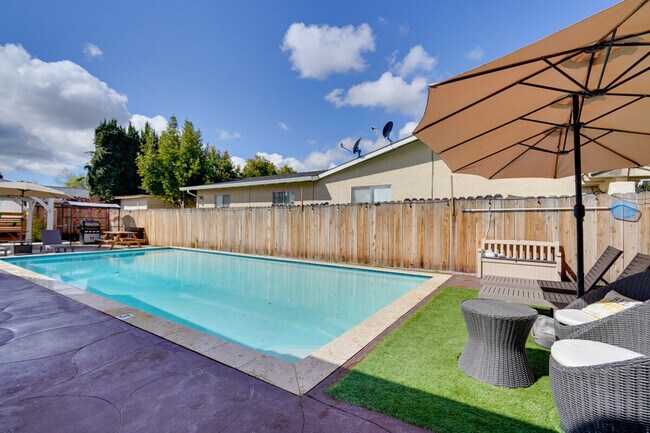 Building Photo - 893 Olivina Ave