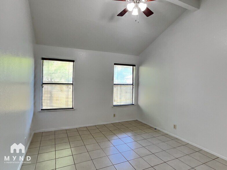 Building Photo - 1107 Peach Tree Cove