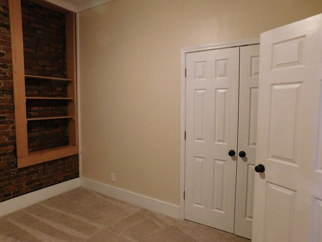 Building Photo - 216 Middle St