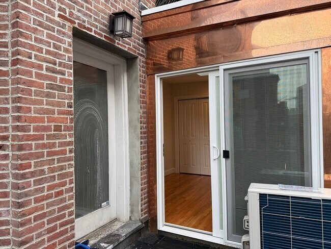 Building Photo - 218 Newbury St