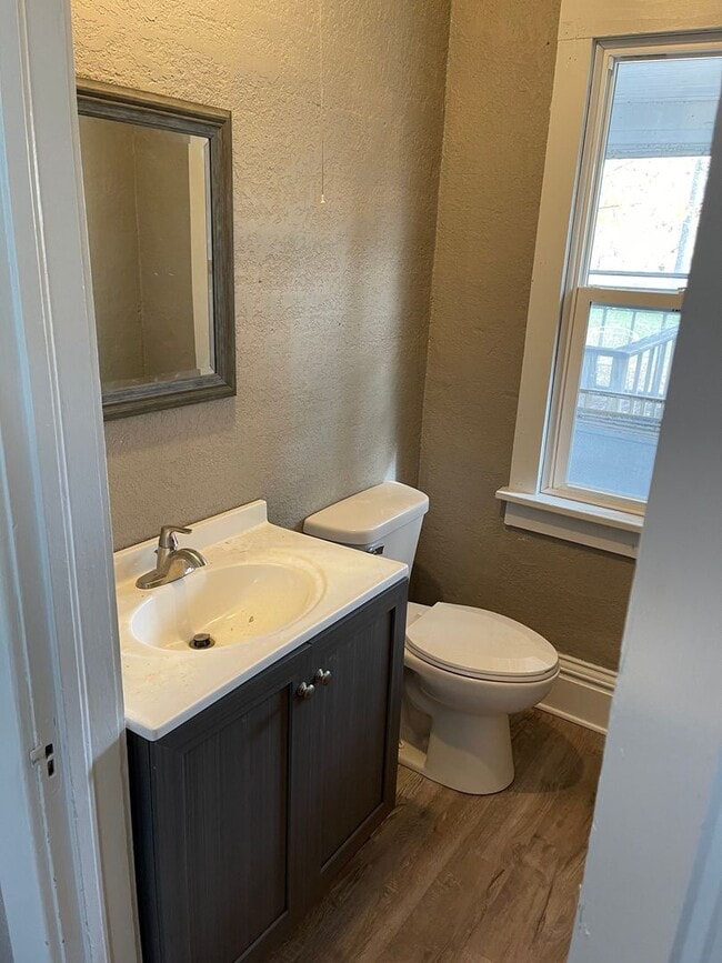 Building Photo - 4BD/1BA HOME!