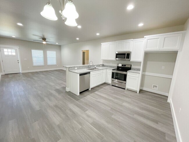 Building Photo - Beautiful 4 bedroom 2 Bath Home in New Community