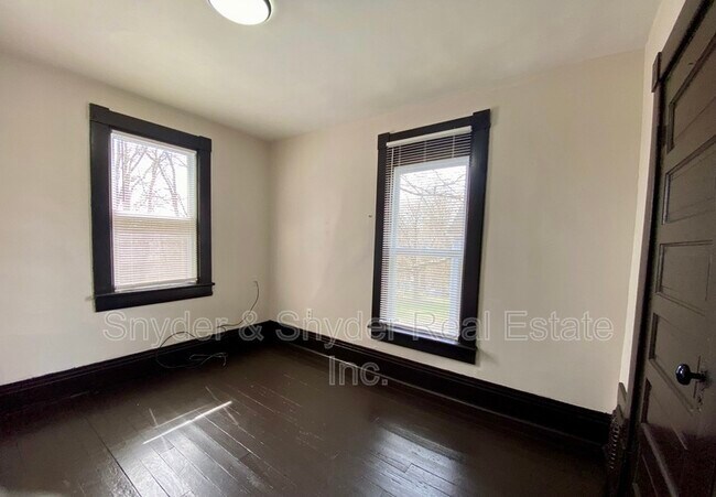 Building Photo - 390 Doyle St