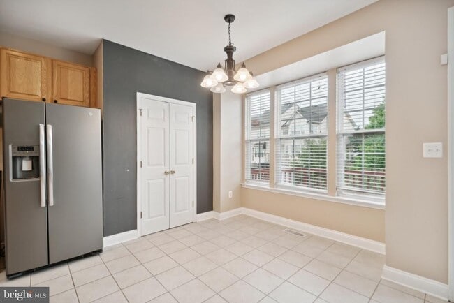 Building Photo - 641 Springhouse Square SE