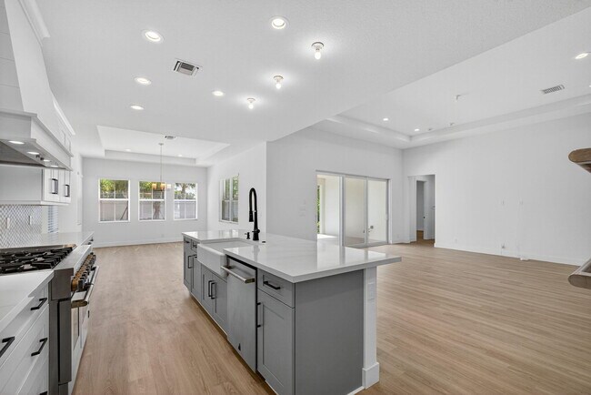 Building Photo - 9288 Crestview Cir