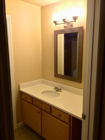 2nd bath with tub/shower - 2211 Sarah St