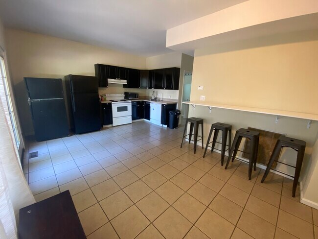 UNIT B: Kitchen - 407 Kentucky Ct