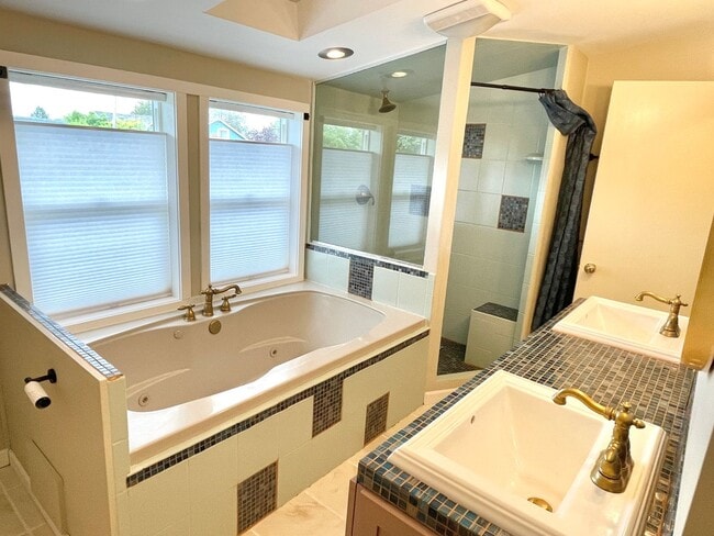 Building Photo - Gorgeous Rose City Park 4 bed Craftsman