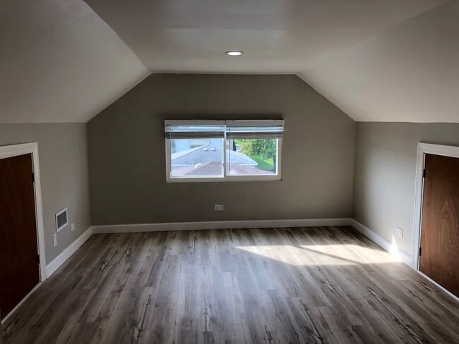 Building Photo - Large remodeled 4bed/2bath close to schools and transportation!