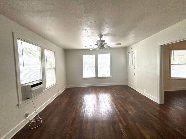 Building Photo - 4 Bedroom in Hyde Park!  Prelease for Augu...