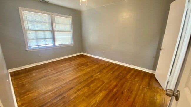 Building Photo - Handyman Special $0 First Month's Rent / “...