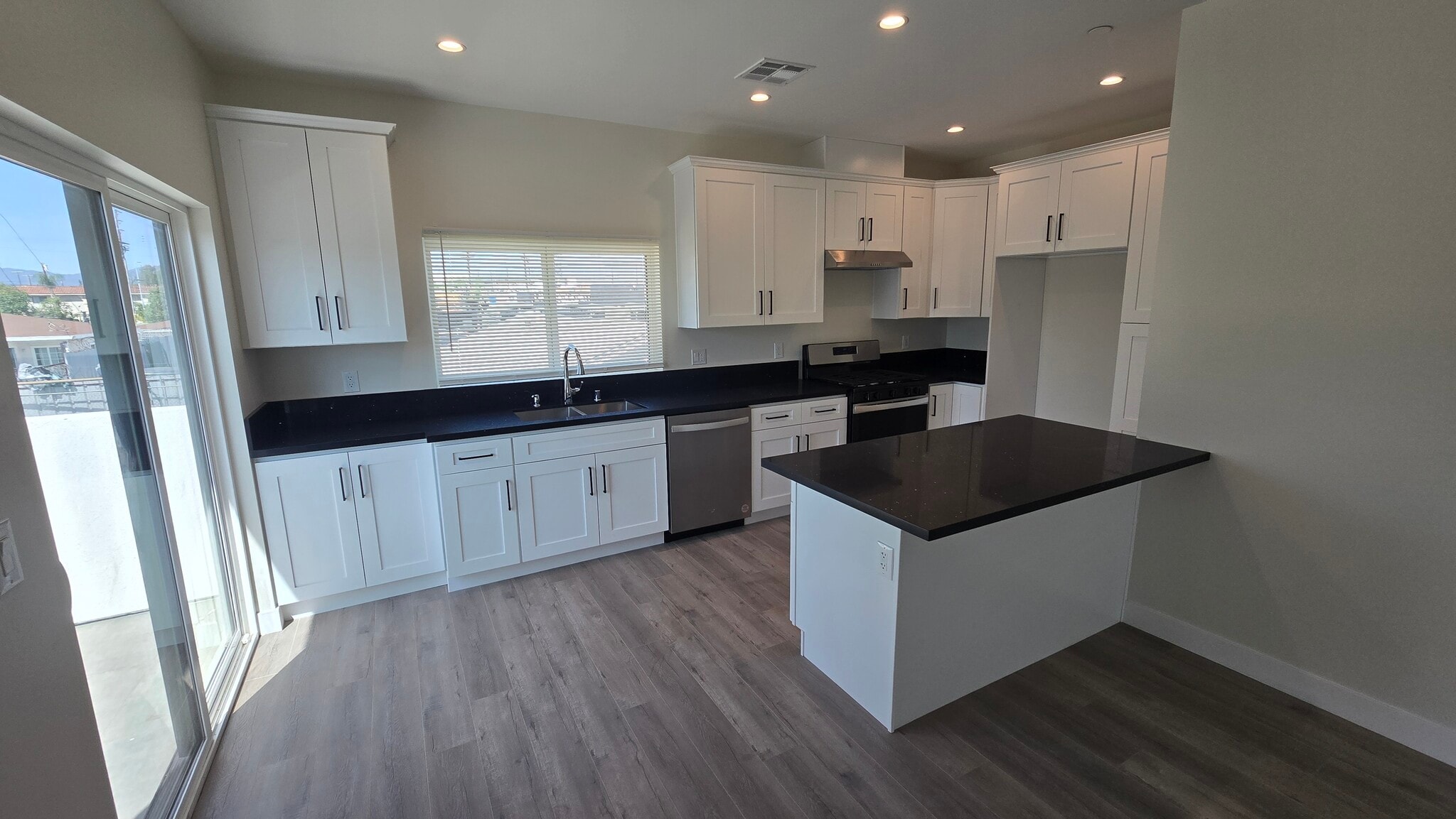 Building Photo - 6722 Simpson Ave