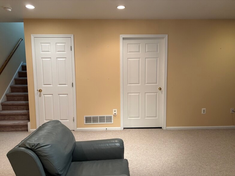 Building Photo - 637 Muhlenberg Dr