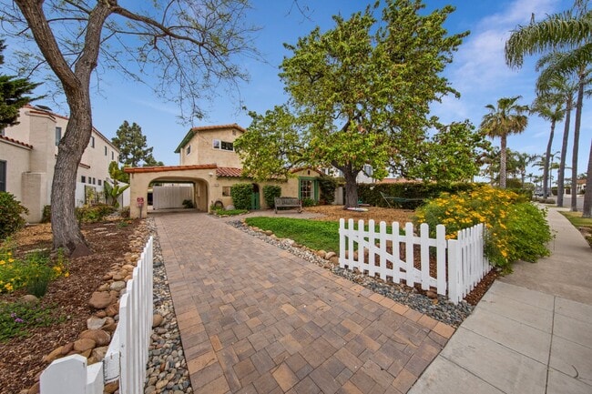 Building Photo - Luxury Living in the Heart of Kensington -...