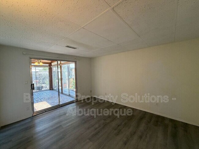 Building Photo - 337 Glorieta St NE