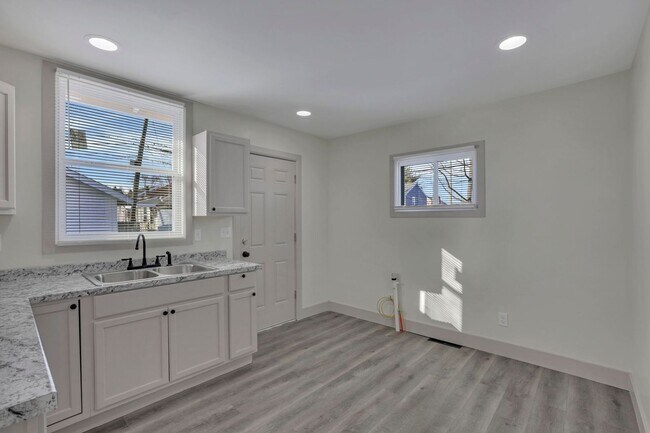 Building Photo - 807-809 E Deshler Ave