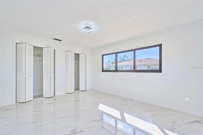 Building Photo - 2310 Laguna Dr