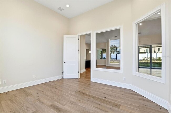 Building Photo - 705 Largovista Dr