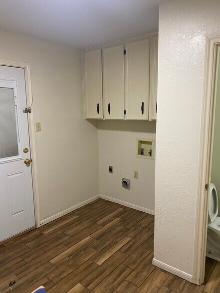 Utility room - 827 Cliffside Dr