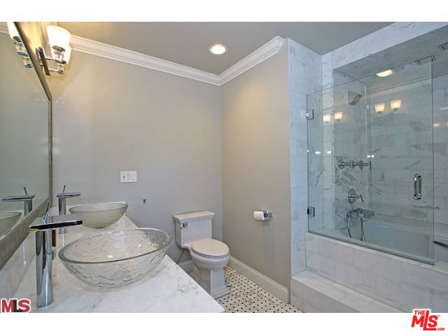 Building Photo - 2001 Coldwater Canyon Dr