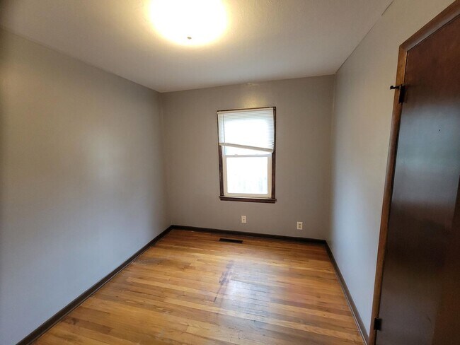 Building Photo - 3 bedroom 1 bath