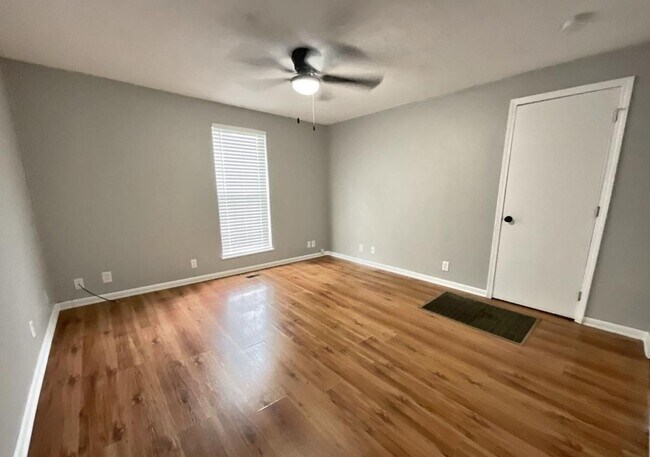 Building Photo - 1324 W Walnut St