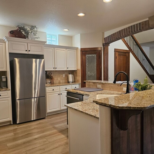 Building Photo - Gorgeous fully furnished home in downtown Eagle!