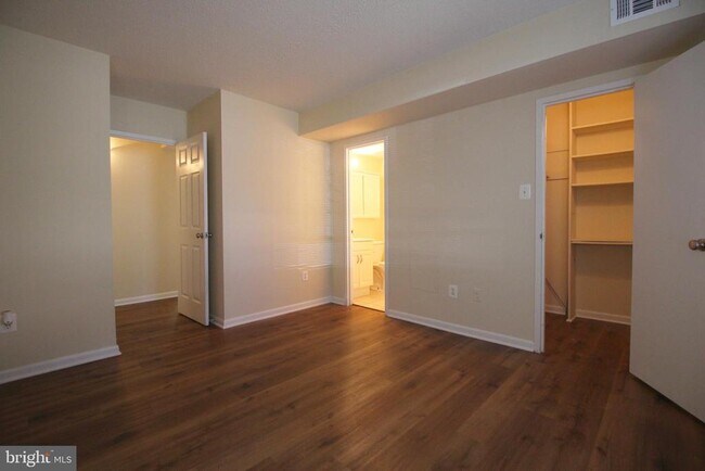 Building Photo - 11615 Stoneview Square