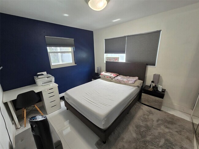 Building Photo - 2340 NE 8th Ave