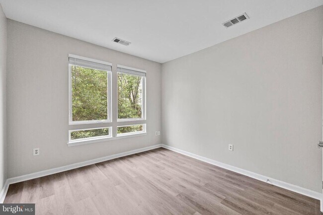 Building Photo - 801 S Greenbrier St