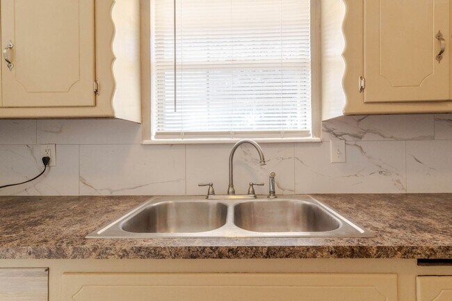 Building Photo - Spacious 3BD/1.BTH Home in Spencer