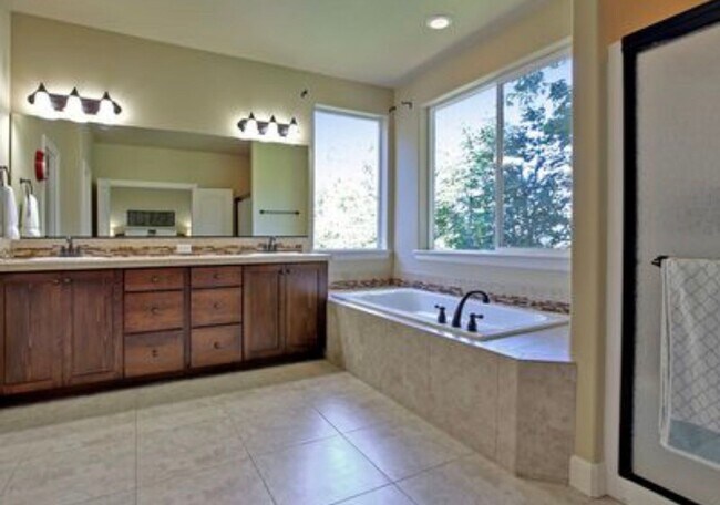 Building Photo - 11543 NW Knightsview Ln