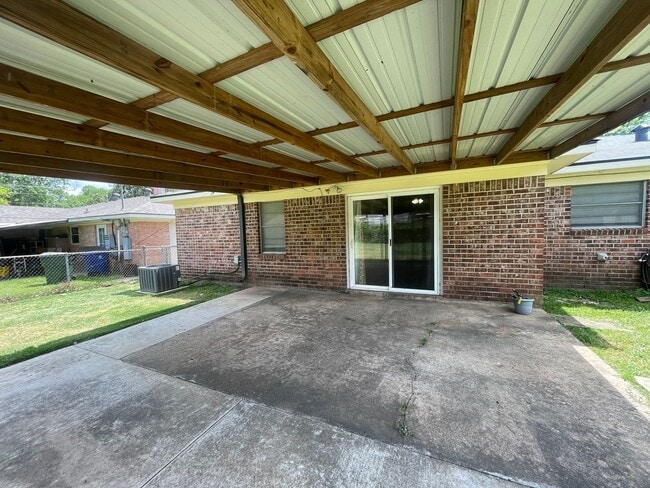 Building Photo - Broadmoor Terrace Beauty!