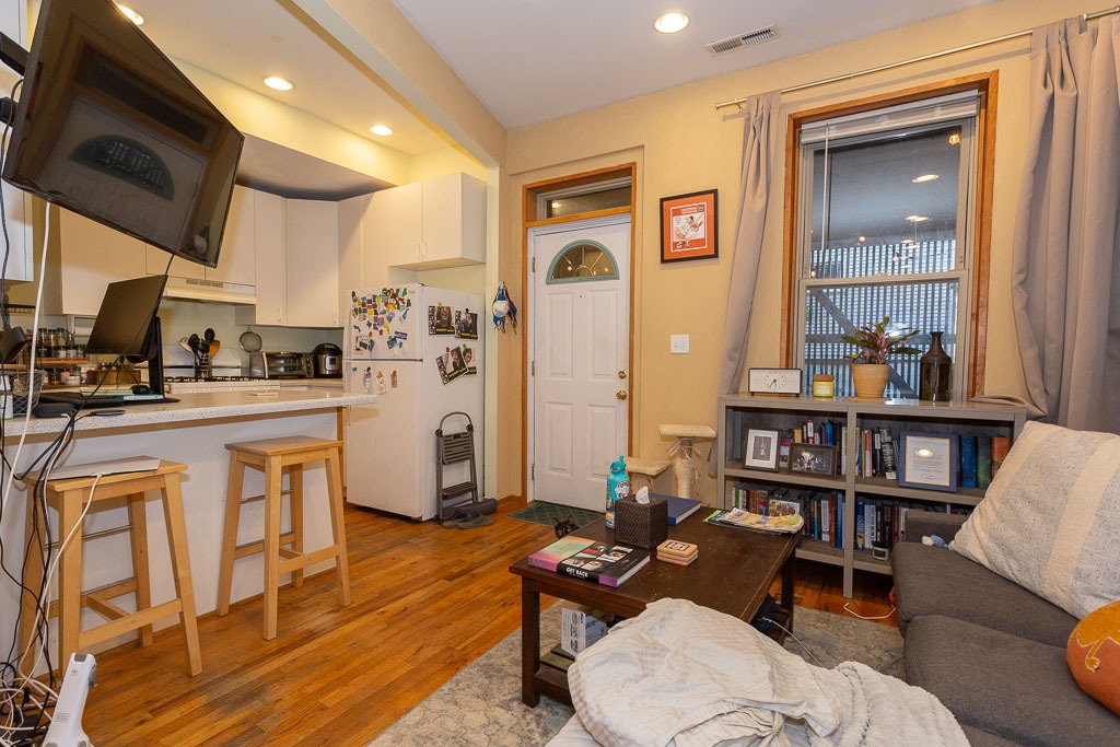 Building Photo - 1309 N Greenview Ave