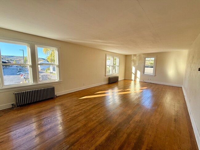 Building Photo - 17 2nd St