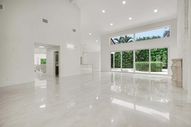 Building Photo - 7351 Valencia Dr