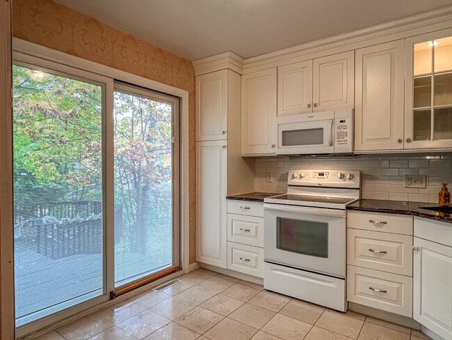 Building Photo - 102 Raymbault Dr