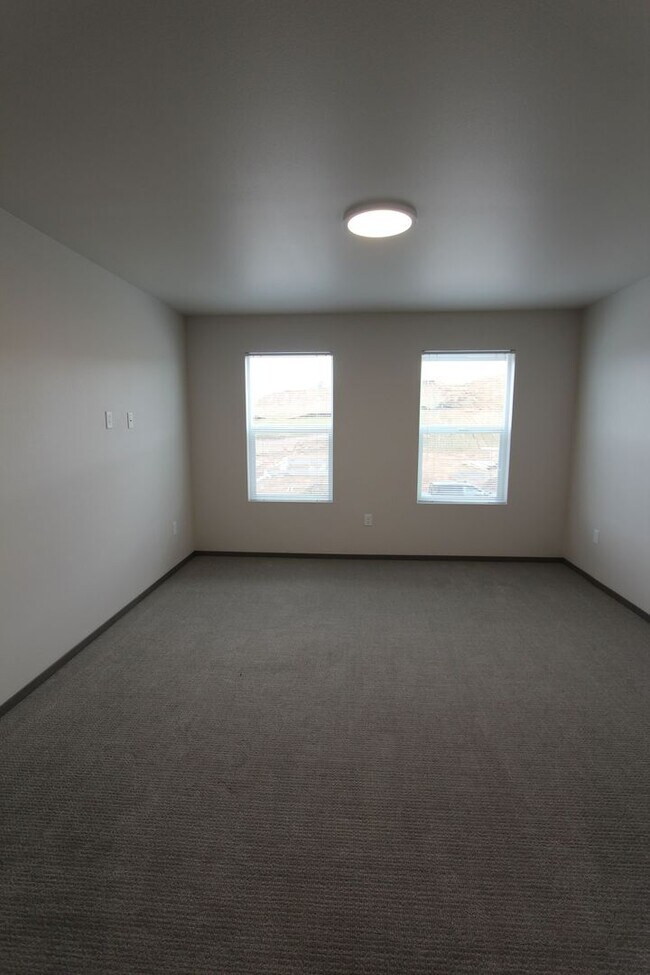 Building Photo - Modern design 3-bed, 2.5-bath duplex