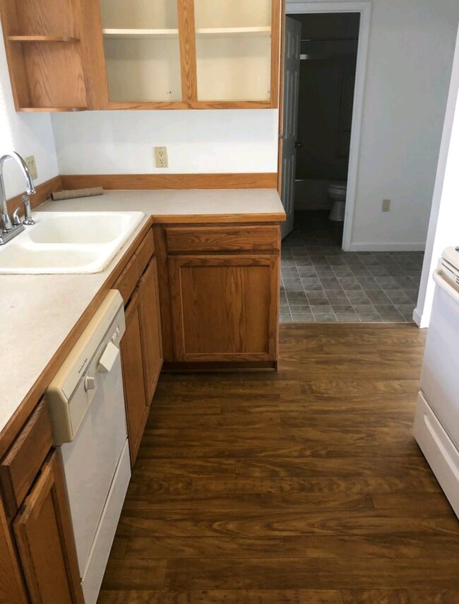 Building Photo - 822 NE Ford St