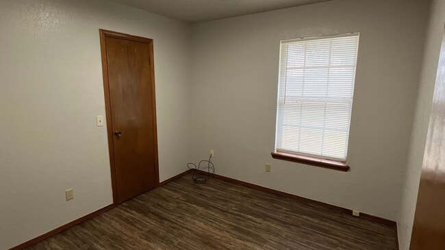 Building Photo - 3 Bed 2 Bath in OKC!