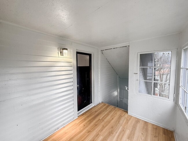 Building Photo - 230 King St