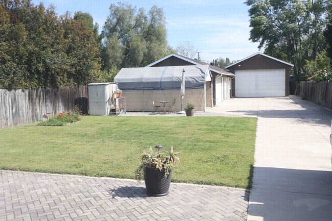 Building Photo - 185 S Myrtle Ave