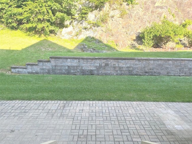 Building Photo - 890 Huntington Dr
