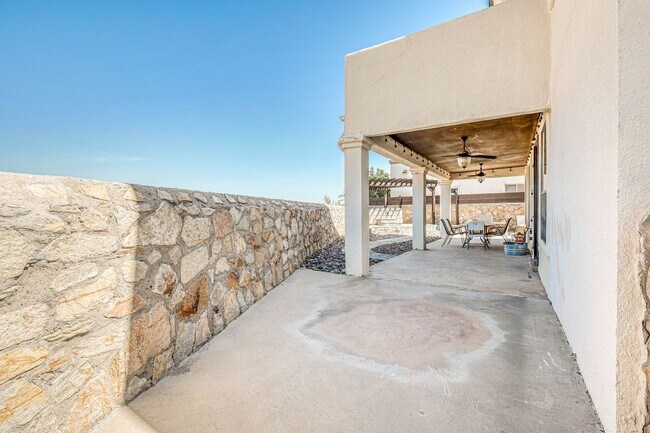 Building Photo - Beautiful Westside home FURNISHED with 4 b...