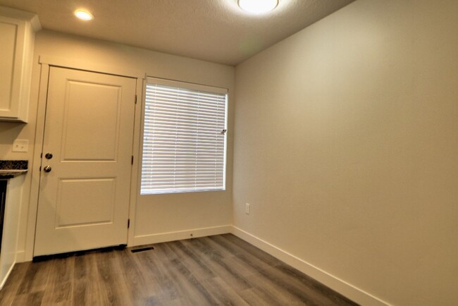 Building Photo - 3 Bedroom 2.5 Bathroom Townhome in Santaquin