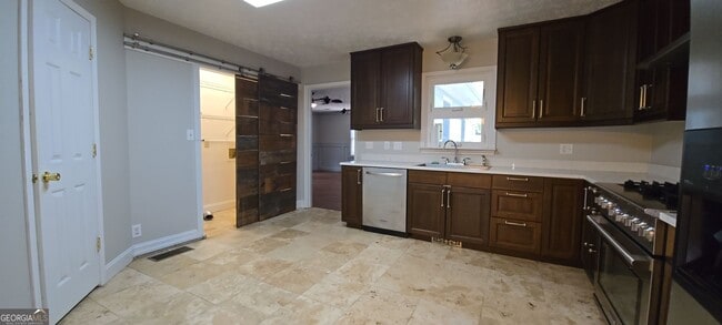 Building Photo - 820 Woodland Dr